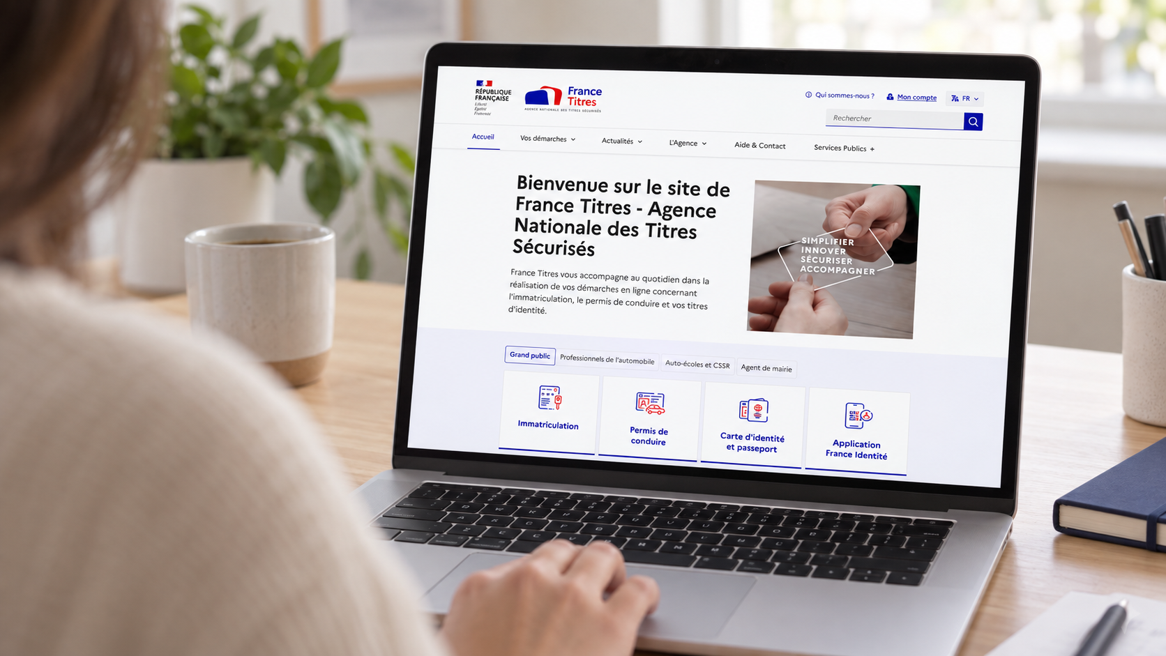 Une personne consulte le site France Titres sur son ordinateur portable