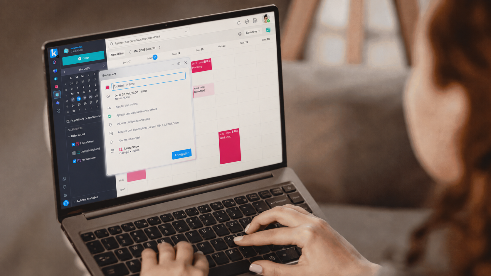 Une personne utilise Infomaniak Calendar sur son ordinateur portable