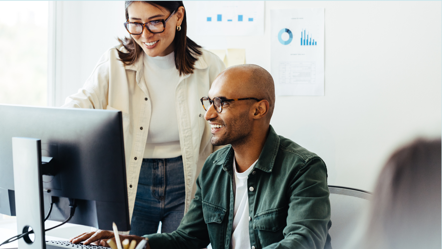 Deux collègues utilisent une interface Infomaniak dans un espace de travail